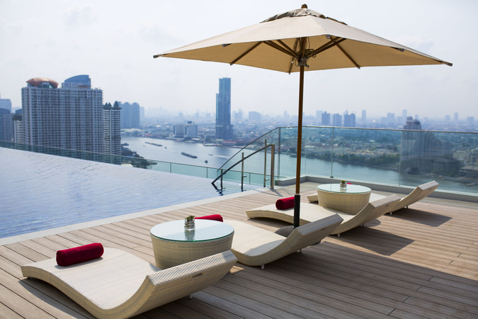 AVANI Riverside Bangkok Hotel_Roof_Top_Pool_Daytime 1